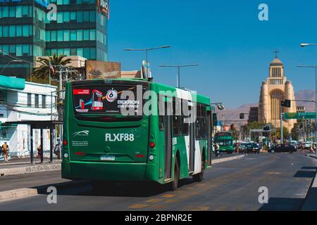 SANTIAGO, CHILE - MÄRZ 2020: Ein Transantiago - Red Movilidad Bus in Maipú Stockfoto