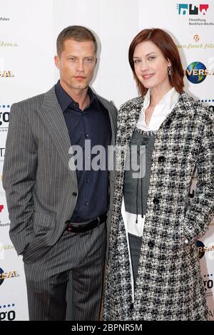 Fotocall Til Schweiger - der deutsche Schauspieler, Regisseur, Drehbuchautor und Produzent Til Schweiger mit der kanadischen Schauspielerin Lauren Lee Smith bei der Premiere des Films 'One Way' von Reto Salimbeni. Stockfoto