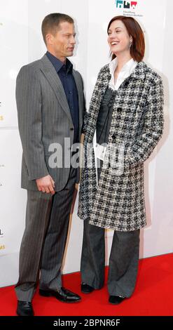 Fotocall Til Schweiger - der deutsche Schauspieler, Regisseur, Drehbuchautor und Produzent Til Schweiger mit der kanadischen Schauspielerin Lauren Lee Smith bei der Premiere des Films 'One Way' von Reto Salimbeni. Stockfoto