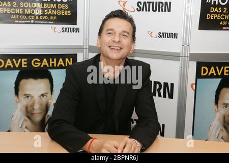 Autogrammstunde Dave Gahan - Depeche Mode Frontmann und Sänger Dave Gahan präsentiert sein 2. Soloalbum 'Hourglass' bei Saturn Hansaring in Köln Stockfoto