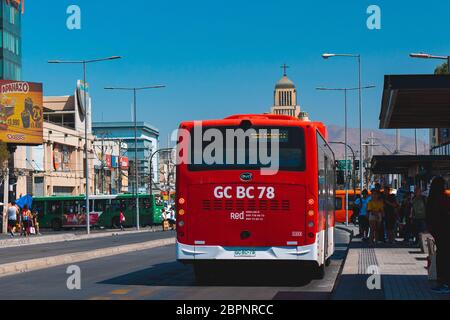 SANTIAGO, CHILE - MÄRZ 2020: Ein Transantiago - Red Movilidad Bus in Maipú Stockfoto