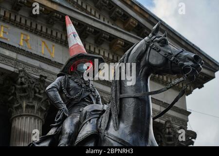 Die berühmte Statue des Herzogs von wellington in Glasgow zeigt während der Sperrbeschränkungen für Coronavirus am 16. Mai 2020 eine Facemaske Stockfoto