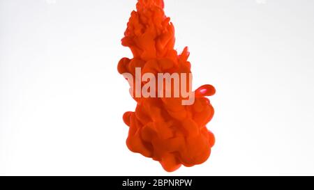 Wolke von roter Farbe Tinte in Wasser isoliert auf weiß. Abstraktes Design und Struktur. Stockfoto