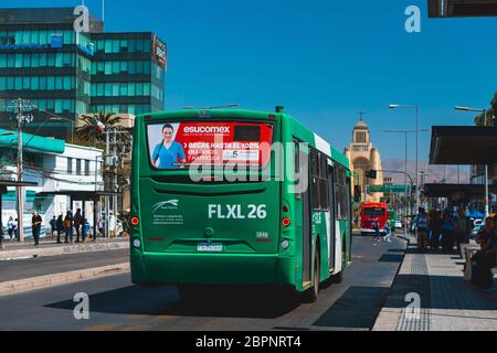 SANTIAGO, CHILE - MÄRZ 2020: Ein Transantiago - Red Movilidad Bus in Maipú Stockfoto