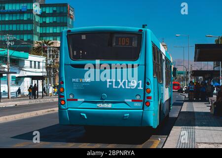 SANTIAGO, CHILE - MÄRZ 2020: Ein Transantiago - Red Movilidad Bus in Maipú Stockfoto