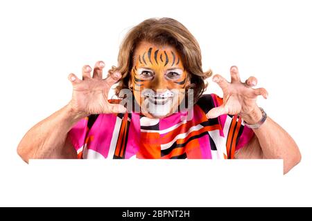 Ältere Frau mit Tiger face-Farbe über eine weiße Tafel in Weiß isoliert Stockfoto