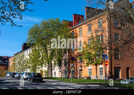 Reihe von schönen alten Wohngebäuden in Torkkelinmäki, Kallio, Helsinki, Finnland Stockfoto