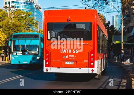 SANTIAGO, CHILE - MÄRZ 2020: Ein Transantiago - Red Movilidad Bus in Providencia Stockfoto