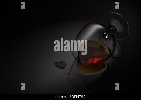 Snifter Glas mit Cognac (Brandy Snifter, Brandy Bowl, Cognac Glas oder Ballon) liegt auf schwarzem Hintergrund mit Reflexion. Glaswaren für gealterte Brauen Stockfoto