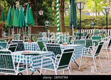 Leerer Biergarten in grün-weißen Farben, Wien, Österreich Stockfoto