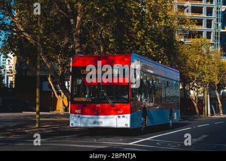 SANTIAGO, CHILE - MÄRZ 2020: Ein Transantiago - Red Movilidad Bus in Providencia Stockfoto