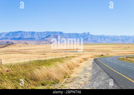 Straße Perspektivansicht aus Südafrika auf dem Weg zur Drachenhöhle Berge. Drakensberg Landschaft. Reisen und outdoor Stockfoto