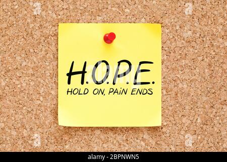 Hoffnung auf Schmerz Enden Konzept handgeschrieben auf gelbe Haftnotiz auf Bulletin Pinnwand angeheftet. Stockfoto