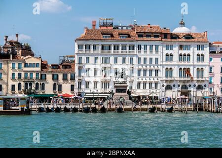 Promenade Riva Degli Schiavoni, Hotel und Denkmal für Viktor Emmanuel II in Venedig, Italien. Juli 24, 2018. Stockfoto