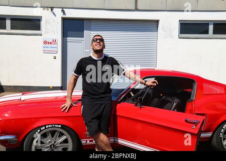 Lukas Podolski - Mustang - der deutsche Fußballspieler Lukas Podolski kommt sein neues Auto Stockfoto