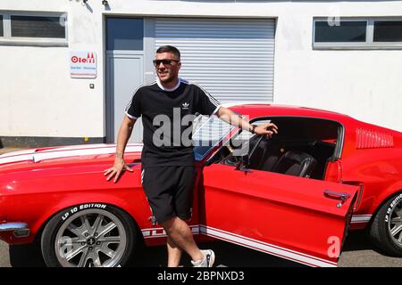 Lukas Podolski - Mustang - der deutsche Fußballspieler Lukas Podolski kommt sein neues Auto Stockfoto
