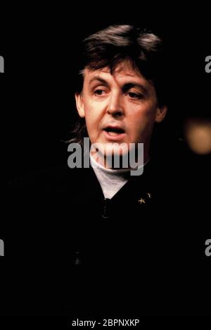 Paul McCartney - Deutsche Fernsehsendung - 1988 - der britische Musiker, Sänger-Songwriter, Komponist, Oscar- sowie mehrfacher Grammy-Preisträger Paul McCartney erlangte weltweite Bekanntgabe als Sänger und Bassist der Beatles. Stockfoto