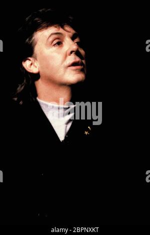 Paul McCartney - Deutsche Fernsehsendung - 1988 - der britische Musiker, Sänger-Songwriter, Komponist, Oscar- sowie mehrfacher Grammy-Preisträger Paul McCartney erlangte weltweite Bekanntgabe als Sänger und Bassist der Beatles. Stockfoto