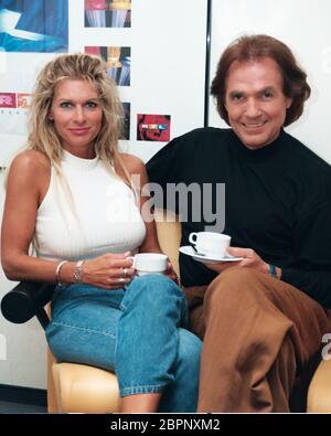 Chris Roberts - RTL - der deutsche Sänger und Schauspieler Chris Roberts mit seiner Frau Claudia Roberts beim Kölner Fernsehsender RTL. Stockfoto