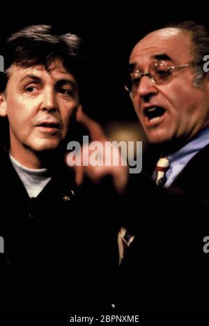 Paul McCartney - Deutsche Fernsehsendung - 1988 - Alfred Biolek (rechts) und Paul McCartney (links). Der britische Musiker, Singer-Songwriter, Komponist, Oscar- sowie mehrfacher Grammy-Preisträger Paul McCartney erlangte weltweit Bekannteit als Sänger und Bassist der Beatles. Stockfoto