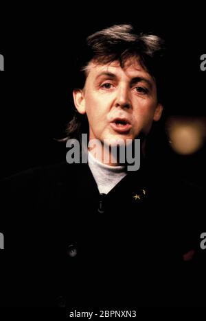 Paul McCartney - Deutsche Fernsehsendung - 1988 - der britische Musiker, Sänger-Songwriter, Komponist, Oscar- sowie mehrfacher Grammy-Preisträger Paul McCartney erlangte weltweite Bekanntgabe als Sänger und Bassist der Beatles. Stockfoto