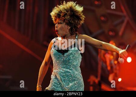 Tina Turner - Konzert 1996 im Müngersdorfer Stadion - die US-amerikanische Sängerin und Schauspielerin Tina Turner während eines Konzertes in Köln Stockfoto