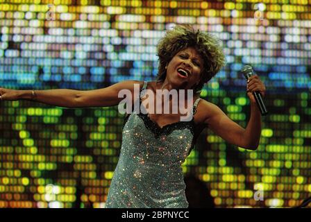 Tina Turner - Konzert 1996 im Müngersdorfer Stadion - die US-amerikanische Sängerin und Schauspielerin Tina Turner während eines Konzertes in Köln Stockfoto