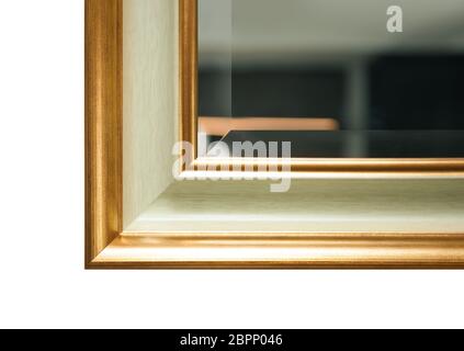 Spiegelrahmen im antiken Stil. Teil von kunstvoll. Nahaufnahme auf weißem Hintergrund Stockfoto