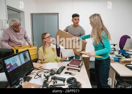 Mitarbeiter sind zu argumentieren, in ein kreatives Büro. Stockfoto