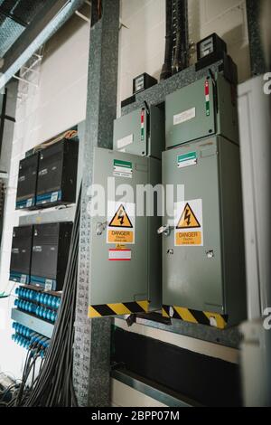 Nahaufnahme von elektrischen Gehäuse Boxen und Power Switches im Keller einer Music Studio, Stockfoto