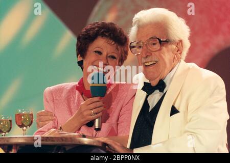 Willy Millowitsch - der deutsche Theaterschauspieler Willy Millowitsch und die deutsche Schauspielerin und Sängerin. Lotti Krekel Stockfoto