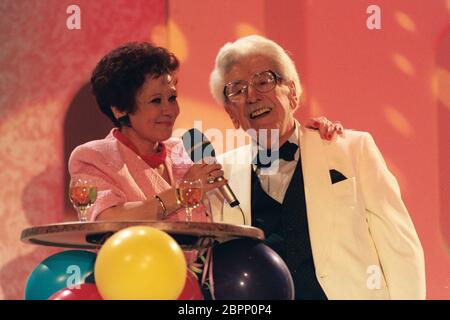Willy Millowitsch - der deutsche Theaterschauspieler Willy Millowitsch und die deutsche Schauspielerin und Sängerin. Lotti Krekel Stockfoto