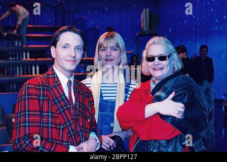'RTL Samstag Nacht' TV-Comedy Show 1995 - Aufzeichnung der 50. Ausgabe von 'RTL Samstag Nacht' in den MMC Studios in Hürth. Olli Dittrich, Cornelia Scheel und Hella von Sinnen (von links). Stockfoto
