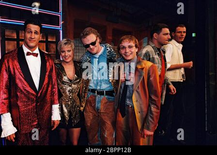 'RTL Samstag Nacht' TV-Comedy Show 1995 - Aufzeichnung der 50. Ausgabe von 'RTL Samstag Nacht' in den MMC Studios in Hürth. Mirco Nontschew, Tanja Schumann, Stefan Raab, Wigald Boning und Stefan Jürgens (von links). Stockfoto