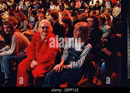 'RTL Samstag Nacht' TV-Comedy Show 1995 - Aufzeichnung der 50. Ausgabe von 'RTL Samstag Nacht' in den MMC Studios in Hürth. Als Zuschauer: Hella von Sinnen mit Lebensgefährtin Cornelia Scheel. Stockfoto