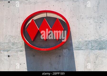 SANTIAGO, CHILE - NOVEMBER 2019: Ein Metro de Santiago Logo Stockfoto