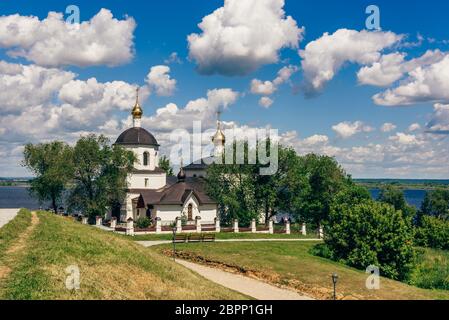 Kirche St. Konstantin und Helena auf der ländlichen Insel Swjaschsk in Russland. Sommer Tag mit bewölktem Himmel. Stockfoto
