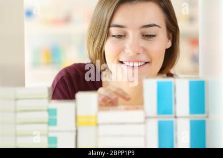 Vorderansicht Porträt eines Kunden, der Medikamente in einer Apotheke sucht Stockfoto