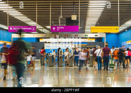 SANTIAGO, CHILE - NOVEMBER 2019: U-Bahn-Station der Linie 6 Stockfoto