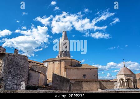 Arabische Bäder in Girona, Spanien mit der Basilika des Heiligen Felix im Hintergrund Stockfoto