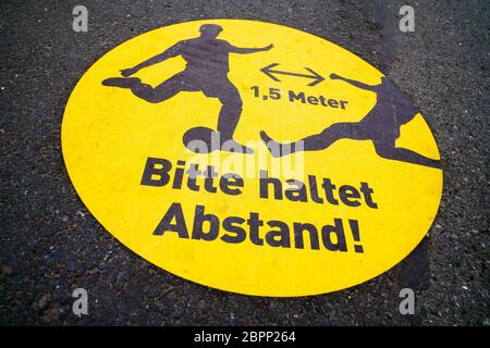 Dortmund, 19. Mai 2020: Bitte halten Sie Abstand! Hinweis auf die 1.5-Meter-Distanz-Regel (soziale Distanz) am Boden vor dem Signal-Iduna-Park (Westfalenstadion) des Bundesliga-Fußballvereins BVB09 Borussia Dortmund aufgrund der Corona-Pandemie. --- Dortmund, 19.05.2020: Bitte hält Stand! Hinweis auf die wegen der Corona-Pandemie gültige 1,5-Meter-Abstandsregel auf dem Boden vor dem Signal-Iduna-Park (Westfalenstadion) des Fußball-Bundesligaeins BVB09 Borussia Dortmund Stockfoto