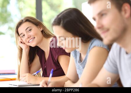 Student in Liebe Blick auf eine hübsche Mitschülerin in einem Klassenzimmer Stockfoto