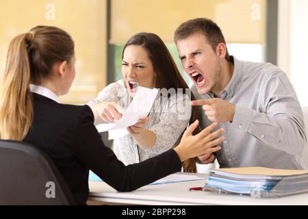 Wütend paar behauptet und schreien, ein Büroangestellter Stockfoto