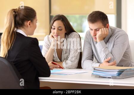 Schlechte Verkäuferin versucht, eine nicht überzeugt Kunden im Büro zu überzeugen Stockfoto