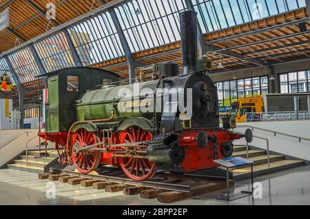 Auf der Weltausstellung in Paris 1867 gewann die erste Lokomotive, Landwührden, eine Goldmedaille für Exzellenz und Design der Verarbeitung. Stockfoto