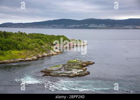 Blick über den Saltstraumen Maelstrom; angeblich die stärksten Gezeitenströmungen der Welt mit Whirlpools oder Wirbeln, Bodo, Nordland County, Norwegen. Stockfoto