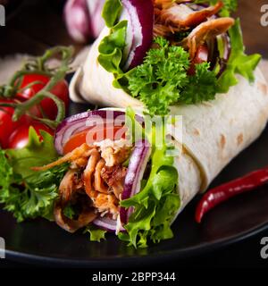 Leckere Wraps mit zog Schweinefleisch und Salat gefüllt Stockfoto