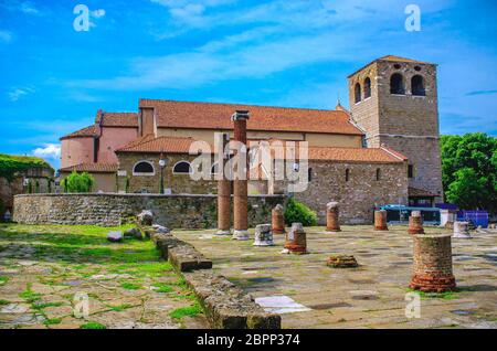 Kathedrale San Giusto und Hügel des Forum Romanum in Triest - Italien . Stockfoto