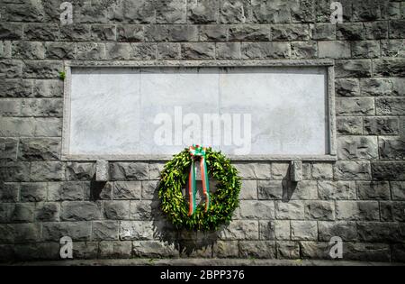 italienische Gedenkstein leer Beerdigung Krone Hintergrund schwarz und weiß Stockfoto