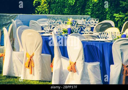 Catering Hochzeit Stühle Tisch Hintergrund im Garten. Stockfoto